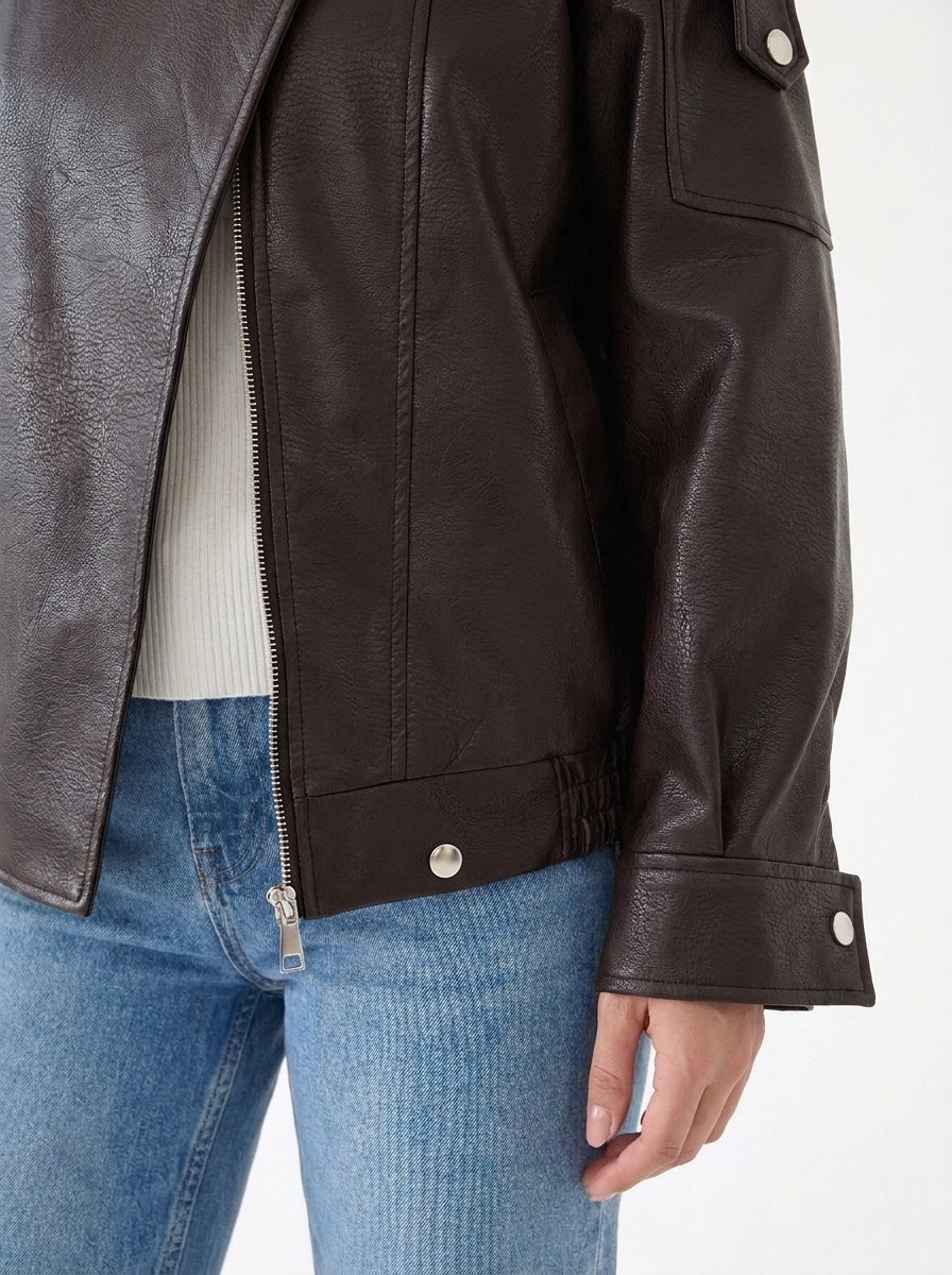 Veste oversize col cheminée simili cuir Marron — détail zip et poignet