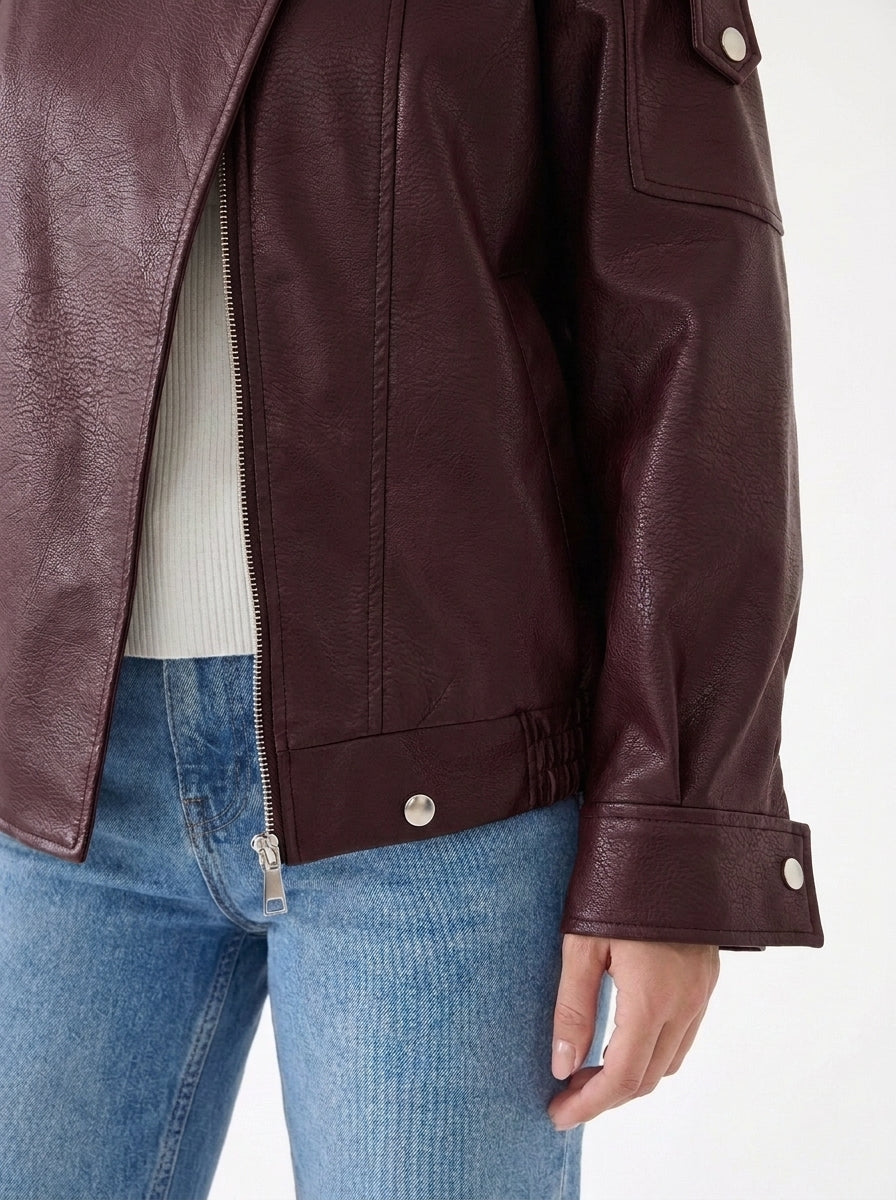 Veste oversize col cheminée simili cuir Bordeaux — détail zip et poignet