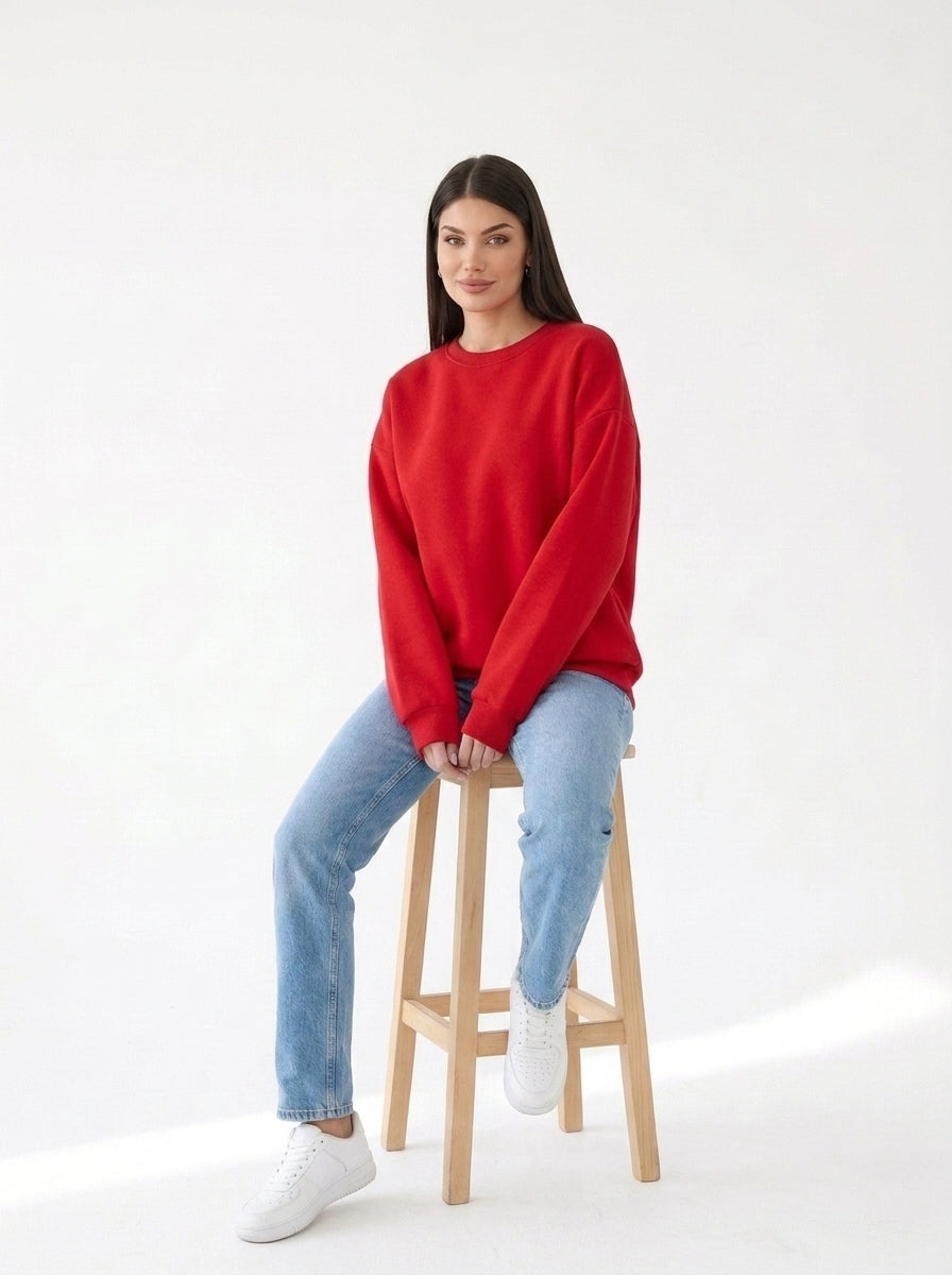 Sweat Cocon Oversize Rouge — assise sur tabouret